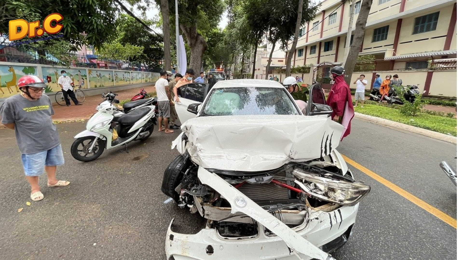 Điều tra vụ va chạm giao thông liên hoàn do thanh niên chưa có bằng lái xe gây nên Điều tra vụ va chạm giao thông liên hoàn do thanh niên chưa có bằng lái xe gây nên
