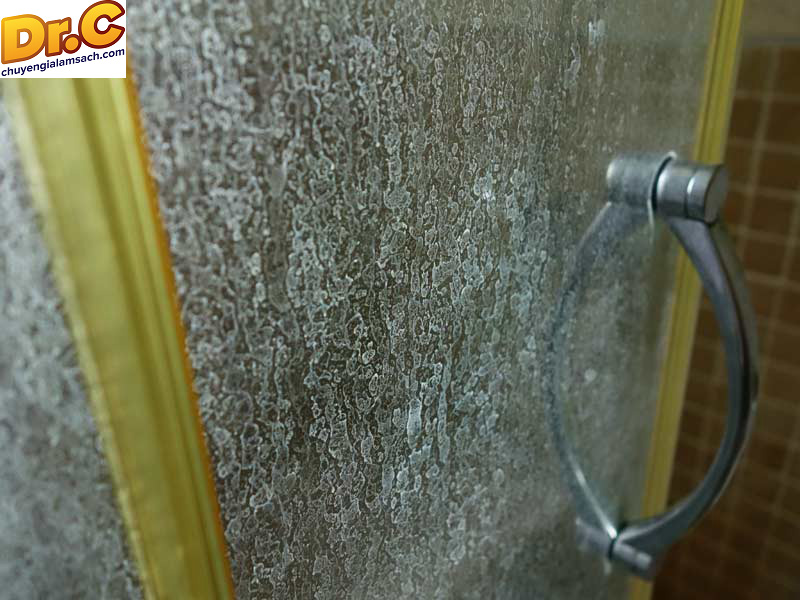 Mẹo tẩy cặn canxi, làm sạch vết ố trên vách kính phòng tắm nhà bạn